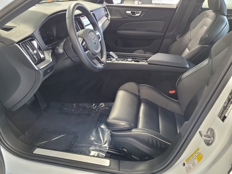 2024 Volvo S60 B5 Plus Black Edition photo 4