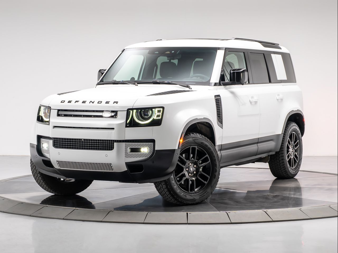 2025 Land Rover Defender S's photo