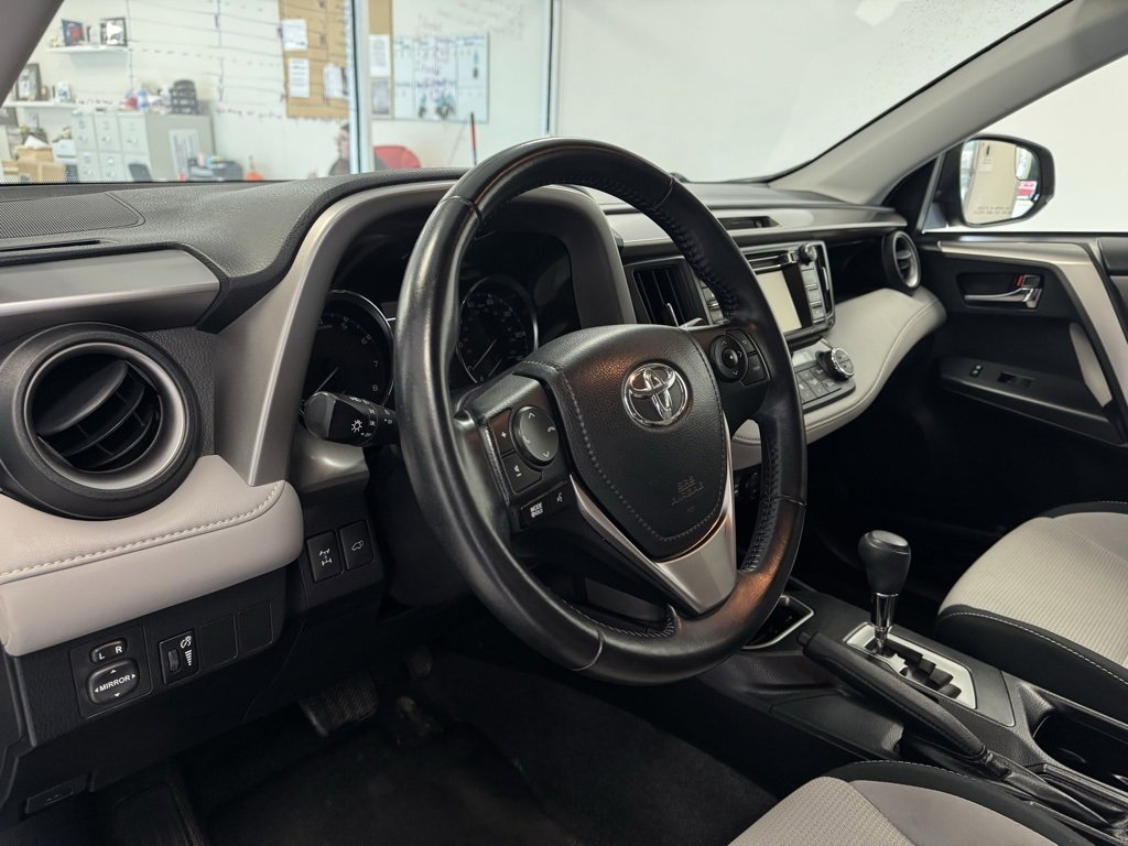 2016 Toyota RAV4 XLE photo 7