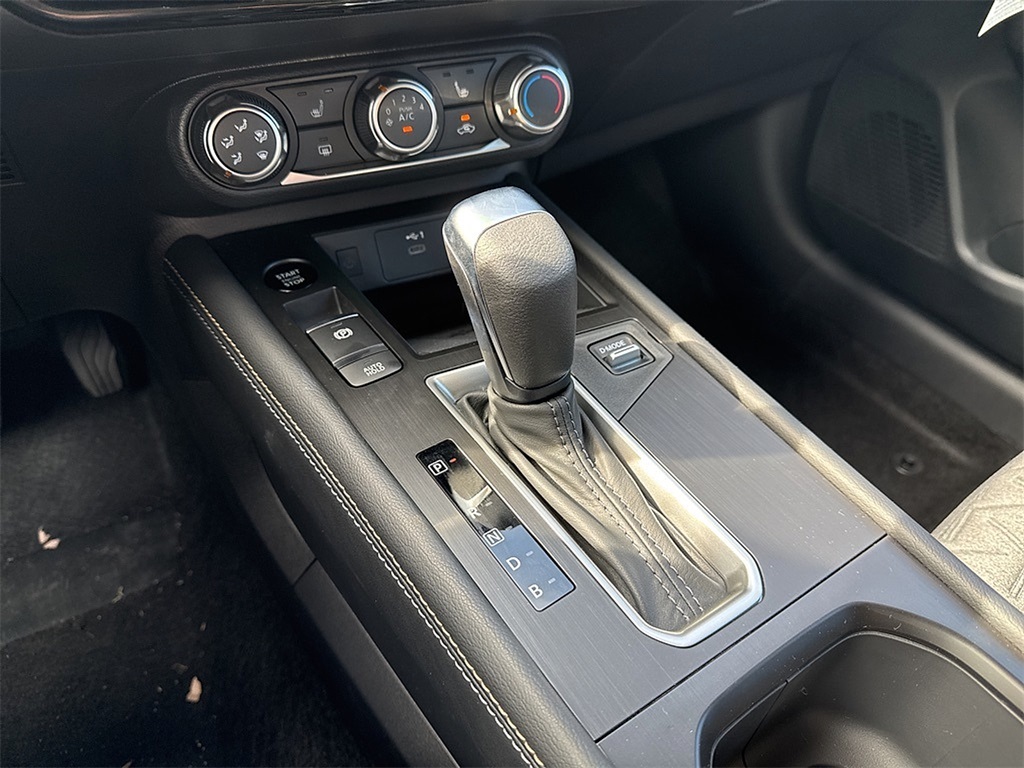2025 Nissan Kicks SV photo 9