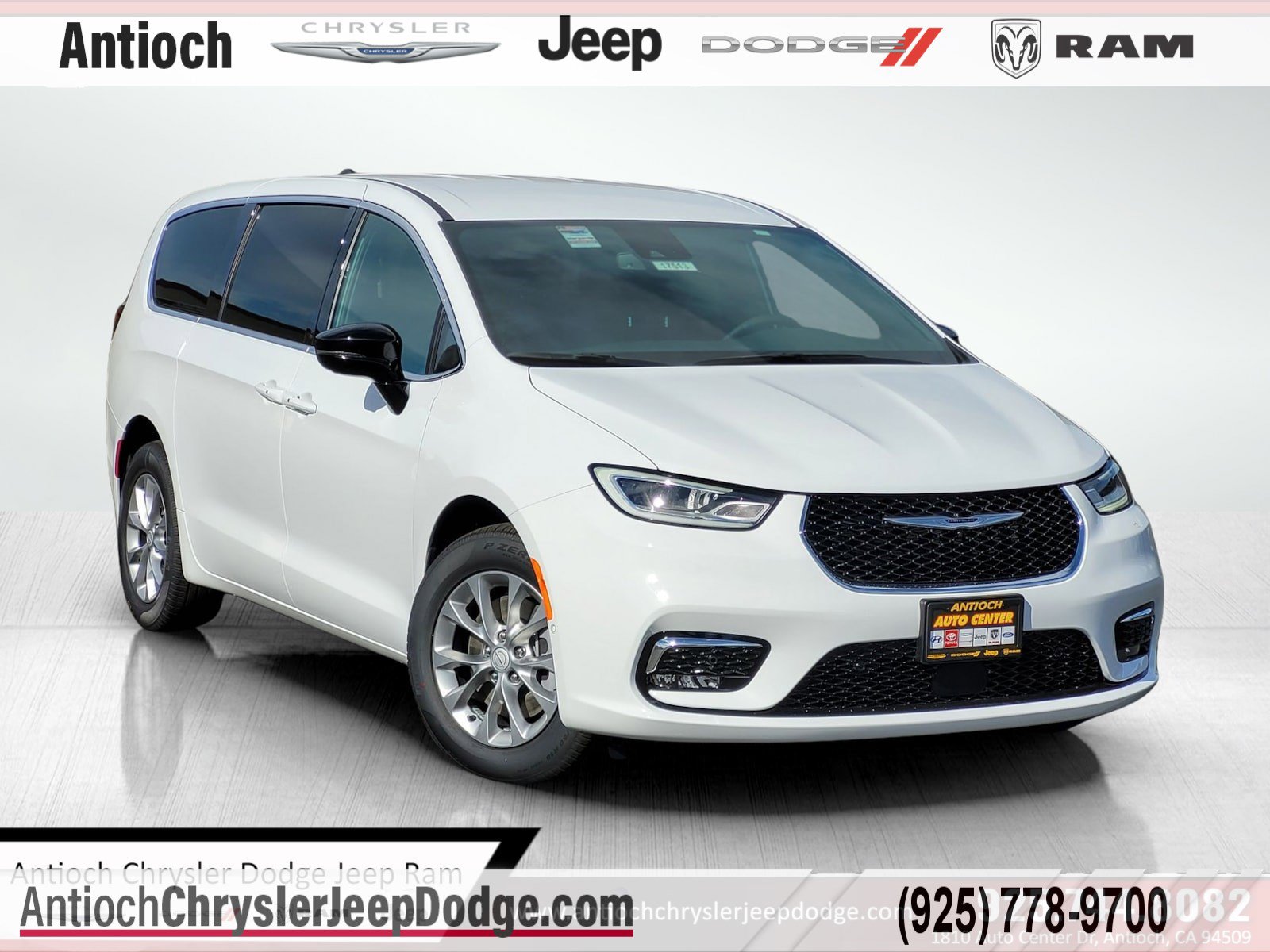 2026 Chrysler Pacifica Select's photo