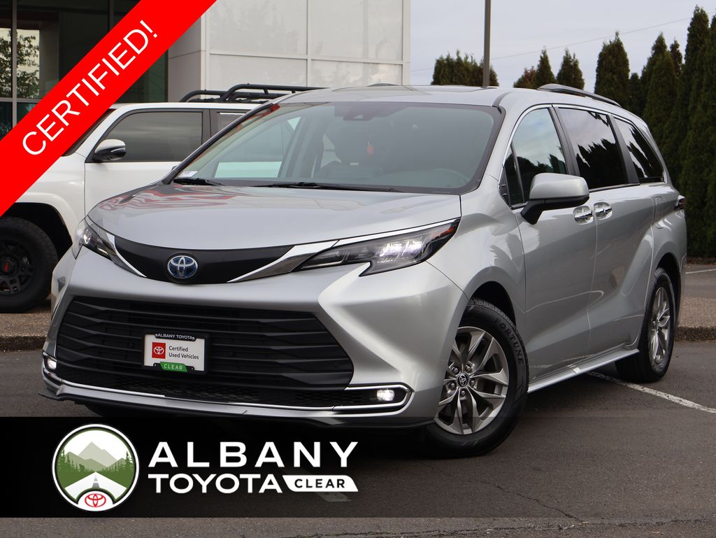 2024 Toyota Sienna XLE's photo