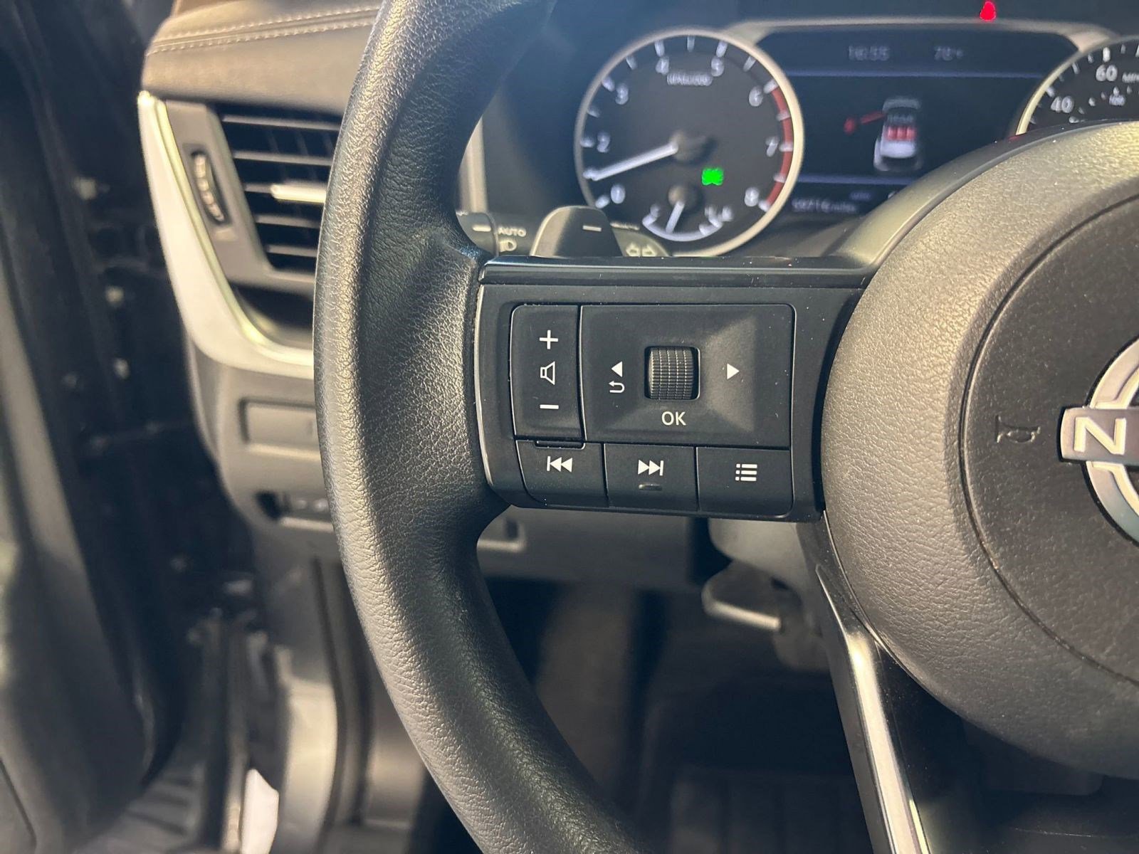 2023 Nissan Rogue S photo 17