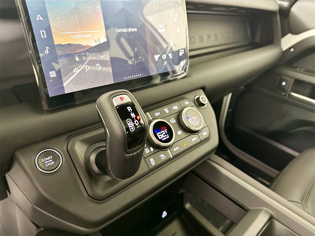 2025 Land Rover Defender 110 S photo 21