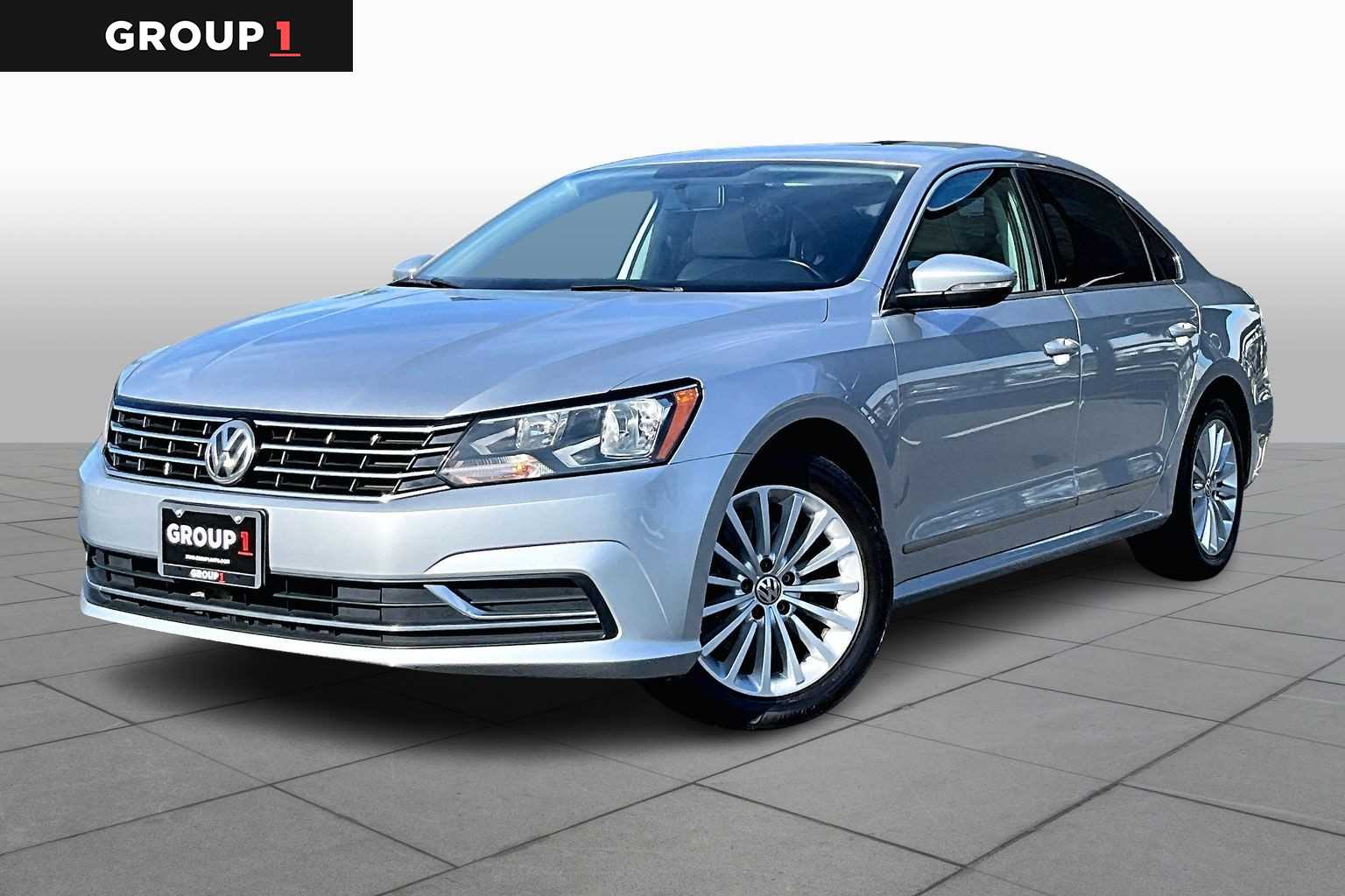 2016 Volkswagen Passat SE's photo