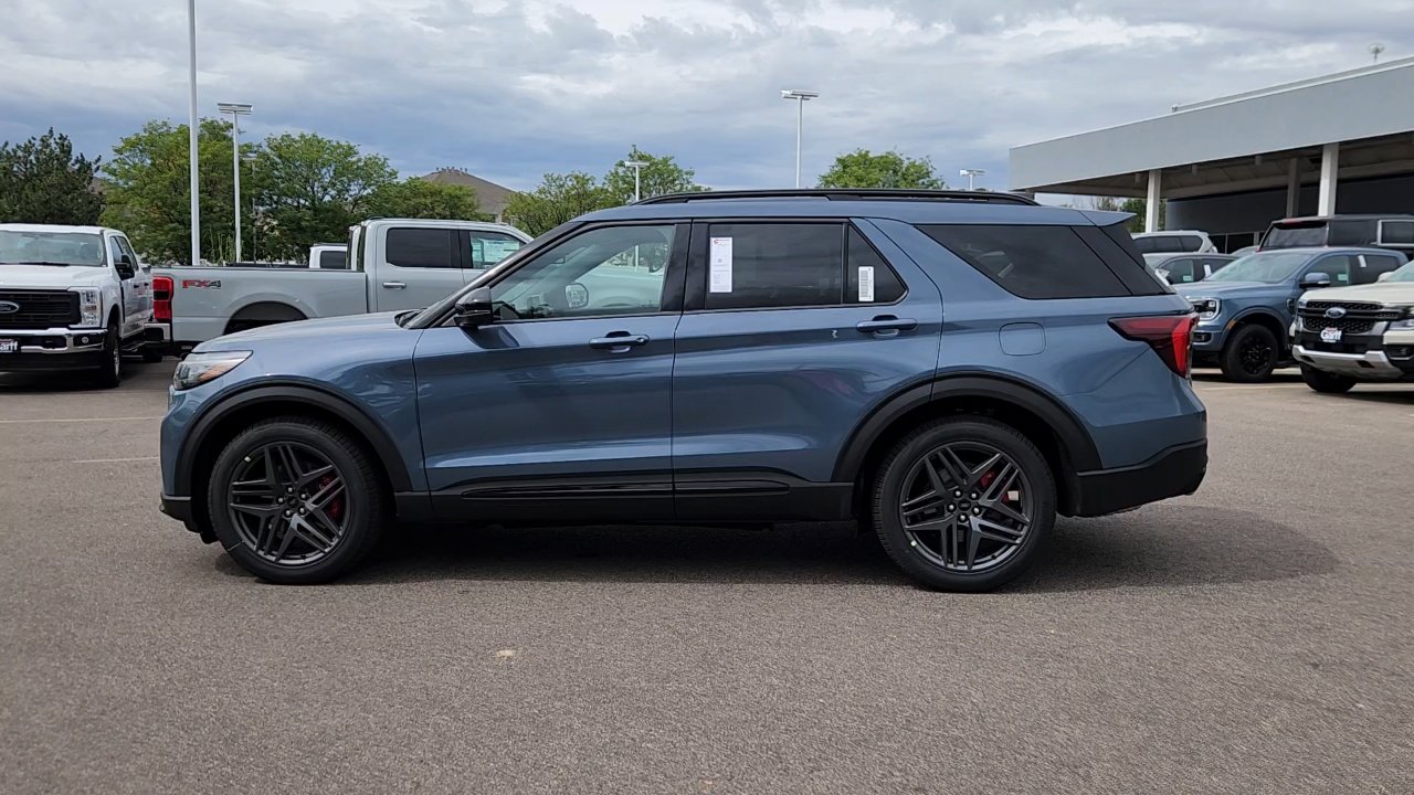 2025 Ford Explorer ST photo 9