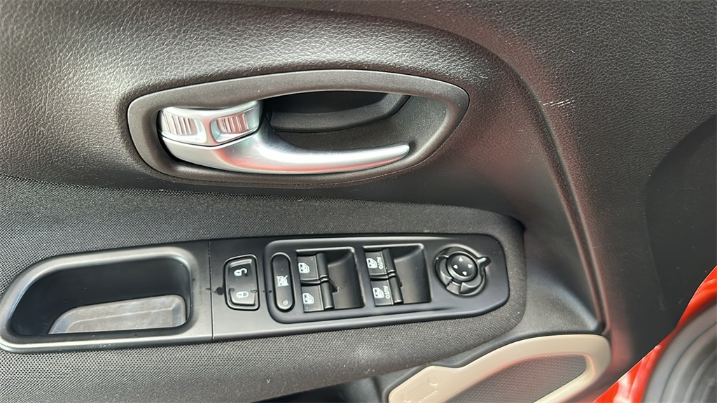 2017 Jeep Renegade Latitude North Edition photo 16