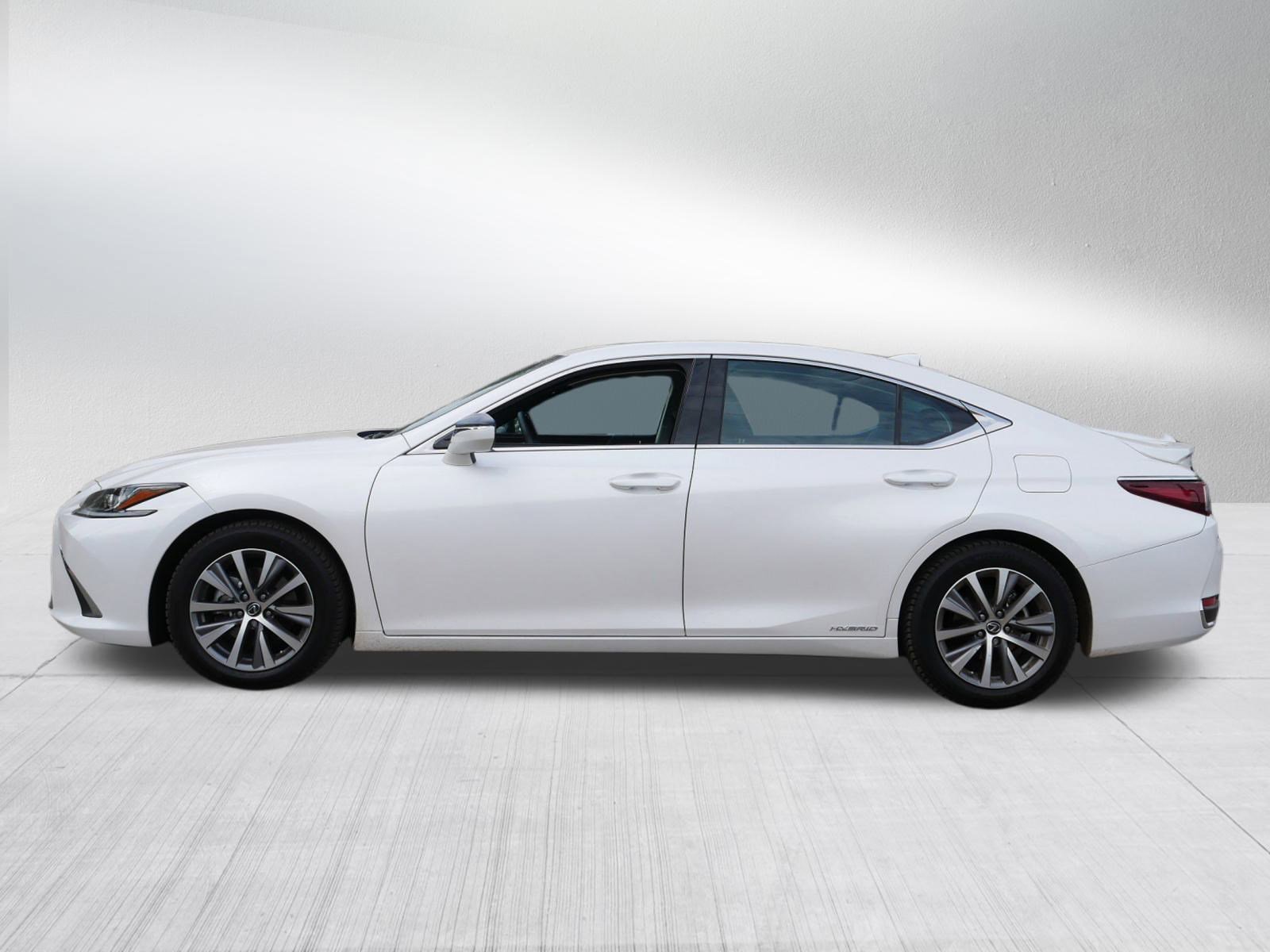 2021 Lexus ES 300h photo 3