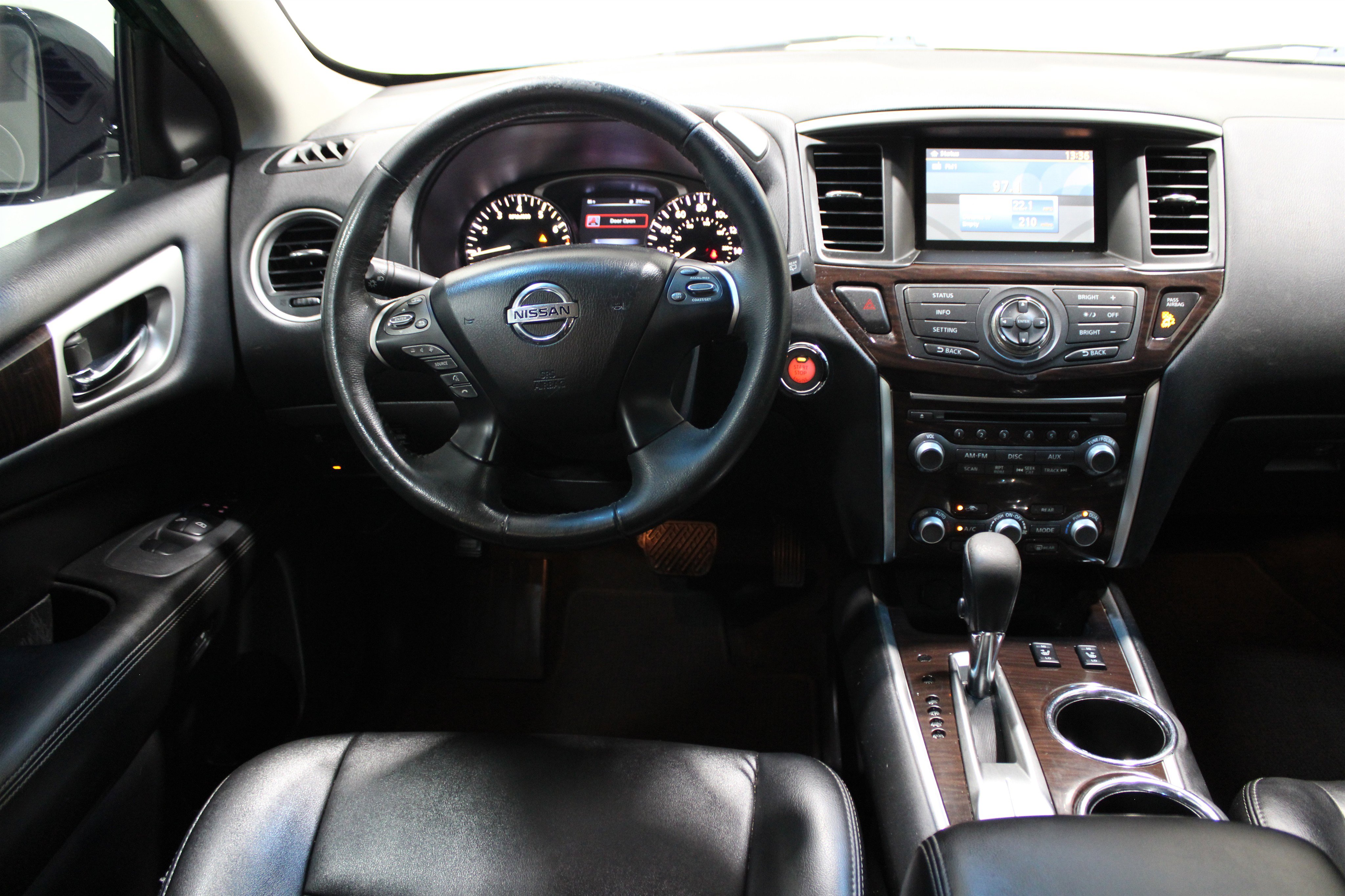 Used 2015 Nissan Pathfinder SL with VIN 5N1AR2MN6FC685023 for sale in Wichita, KS