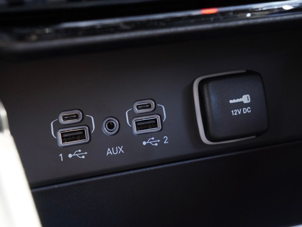 New 2025 Bright White Clear-Coat Exterior Paint Jeep Limited Black Appearance Edition image 18