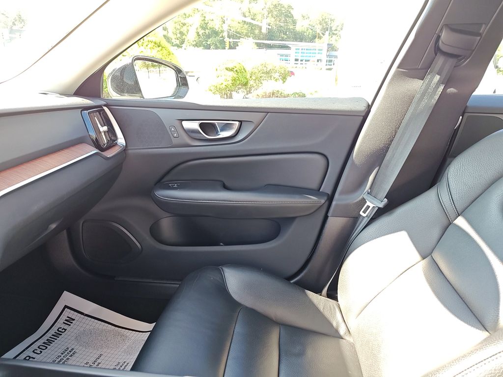 2024 Volvo S60 B5 Plus photo 24