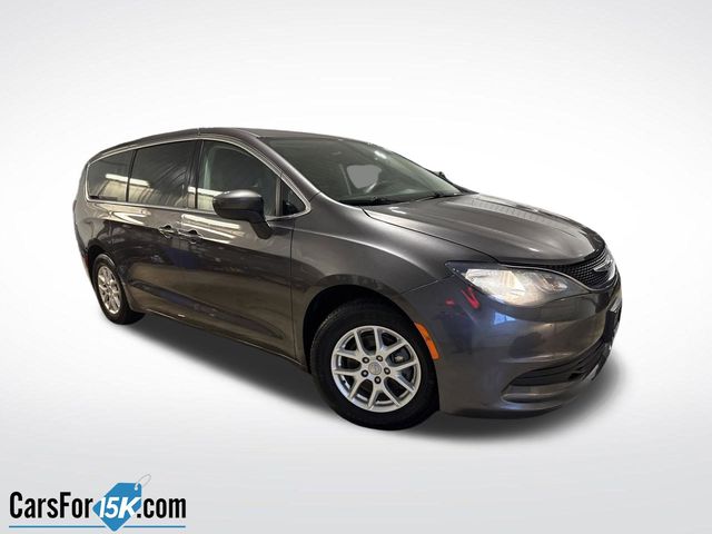 2017 Chrysler Pacifica Touring's photo