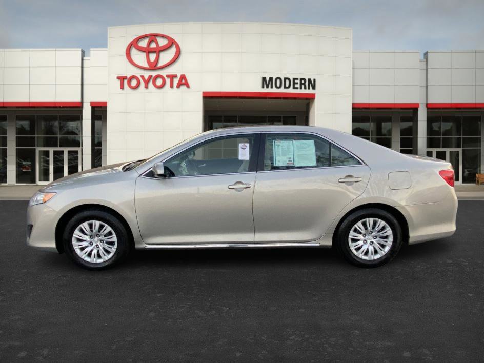 2014 Toyota Camry LE photo 2