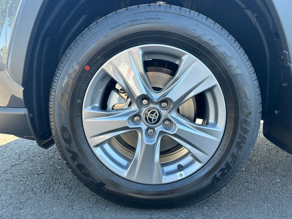 2025 Toyota RAV4 Hybrid XLE photo 12