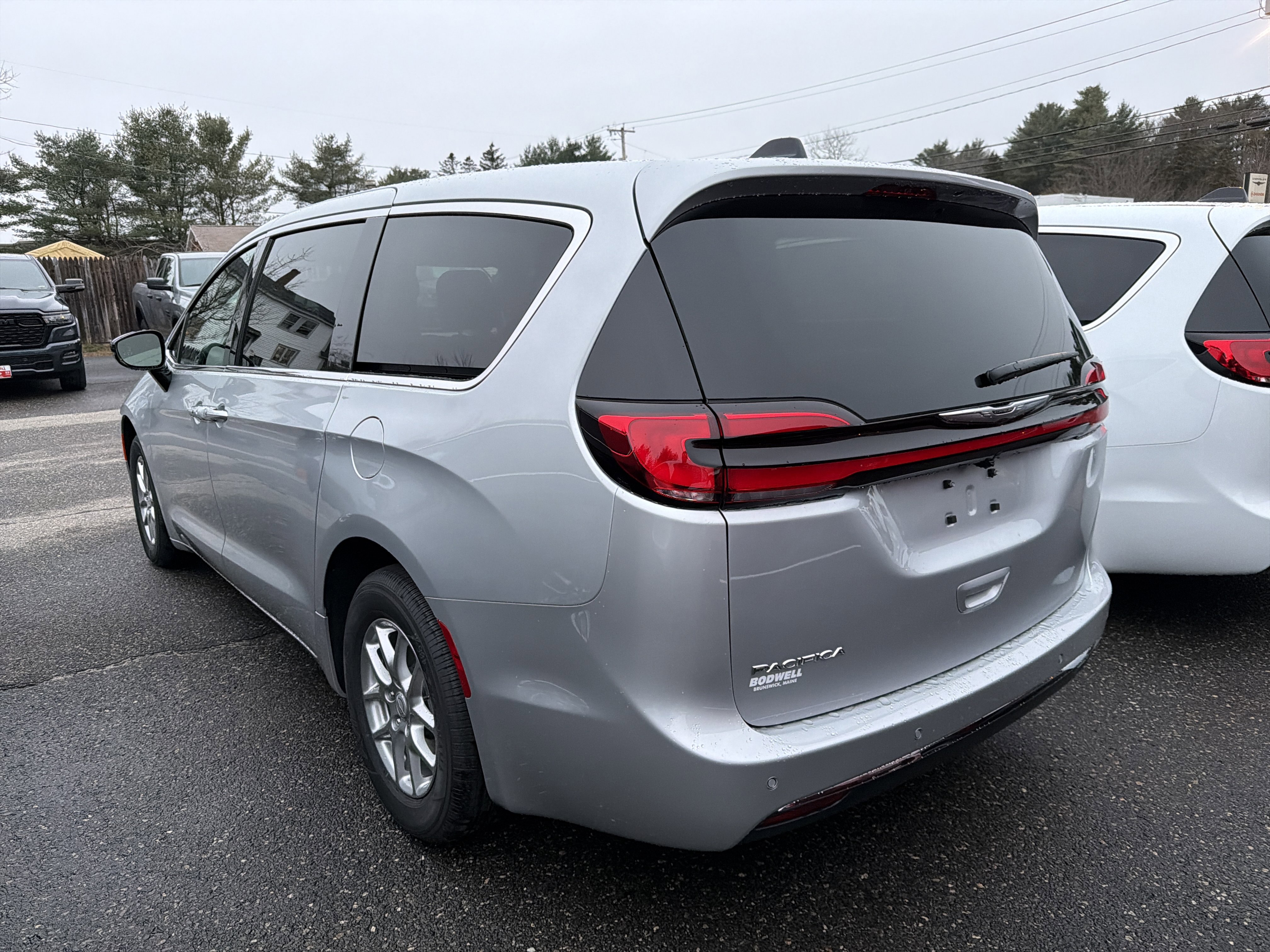 2026 Chrysler Pacifica Select's photo