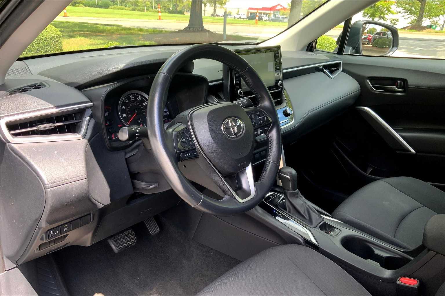 2022 Toyota Corolla Cross LE photo 16