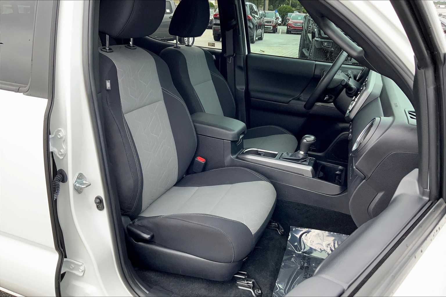 2023 Toyota Tacoma TRD photo 8