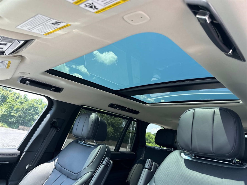 2025 Land Rover Range Rover SE photo 10