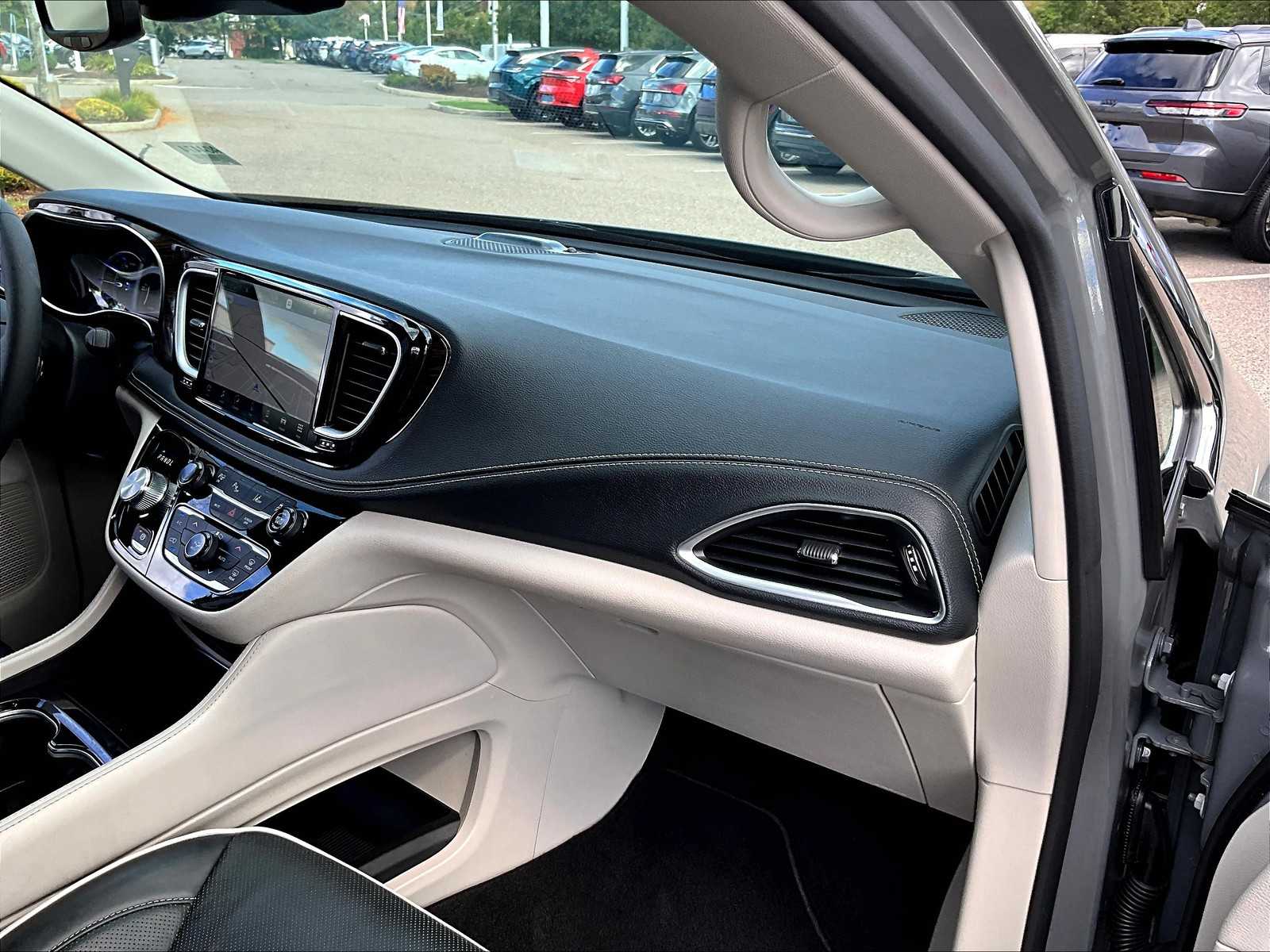 2023 Chrysler Pacifica Hybrid Limited photo 13