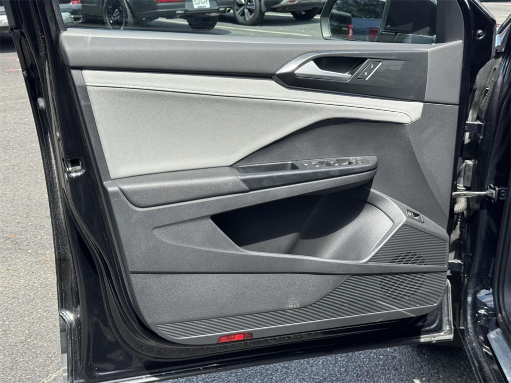 2022 Volkswagen Taos SEL photo 25