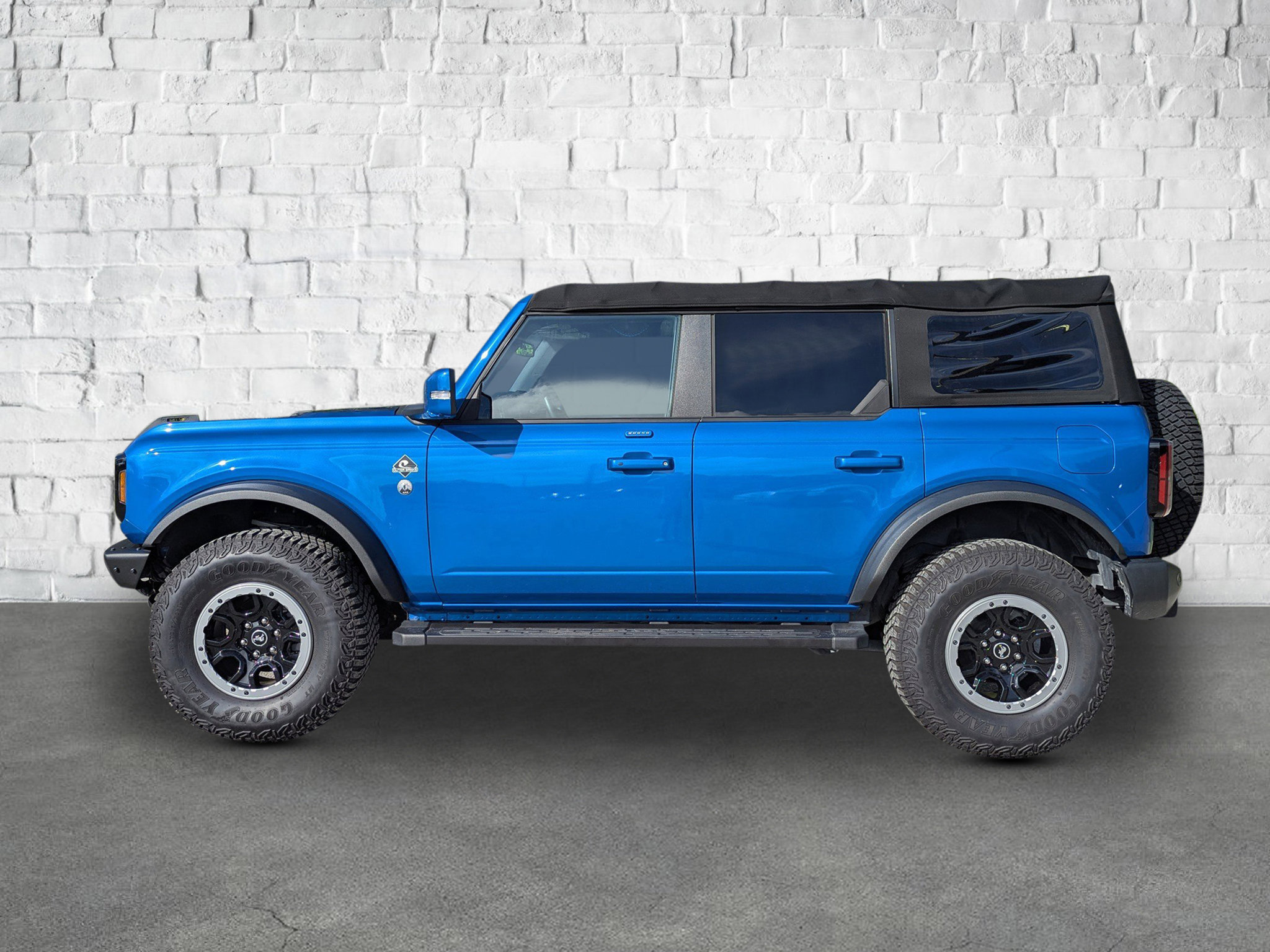 2022 Ford Bronco Outer Banks photo 2