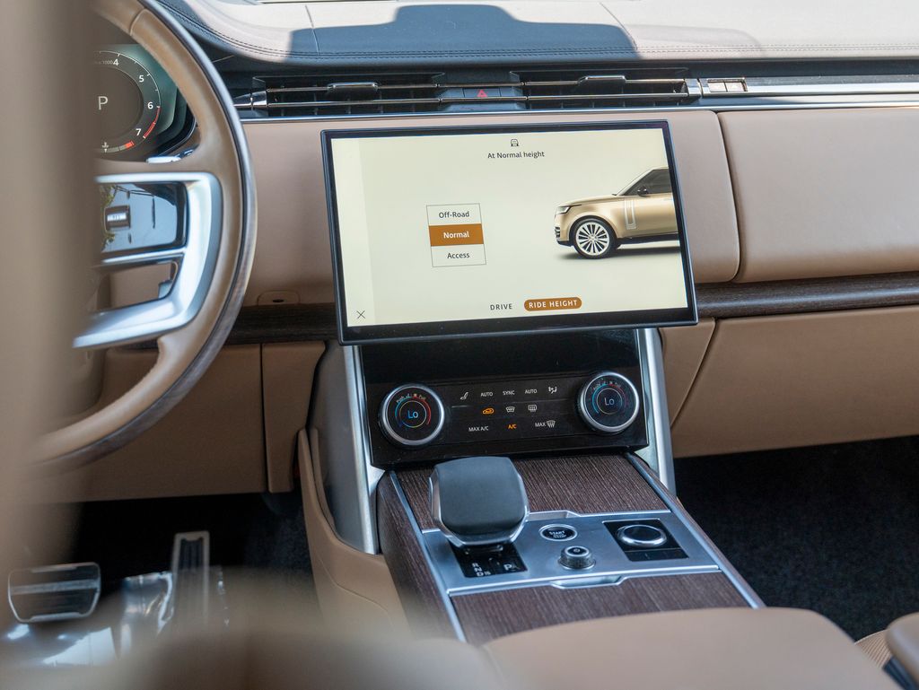 2023 Land Rover Range Rover SE photo 19