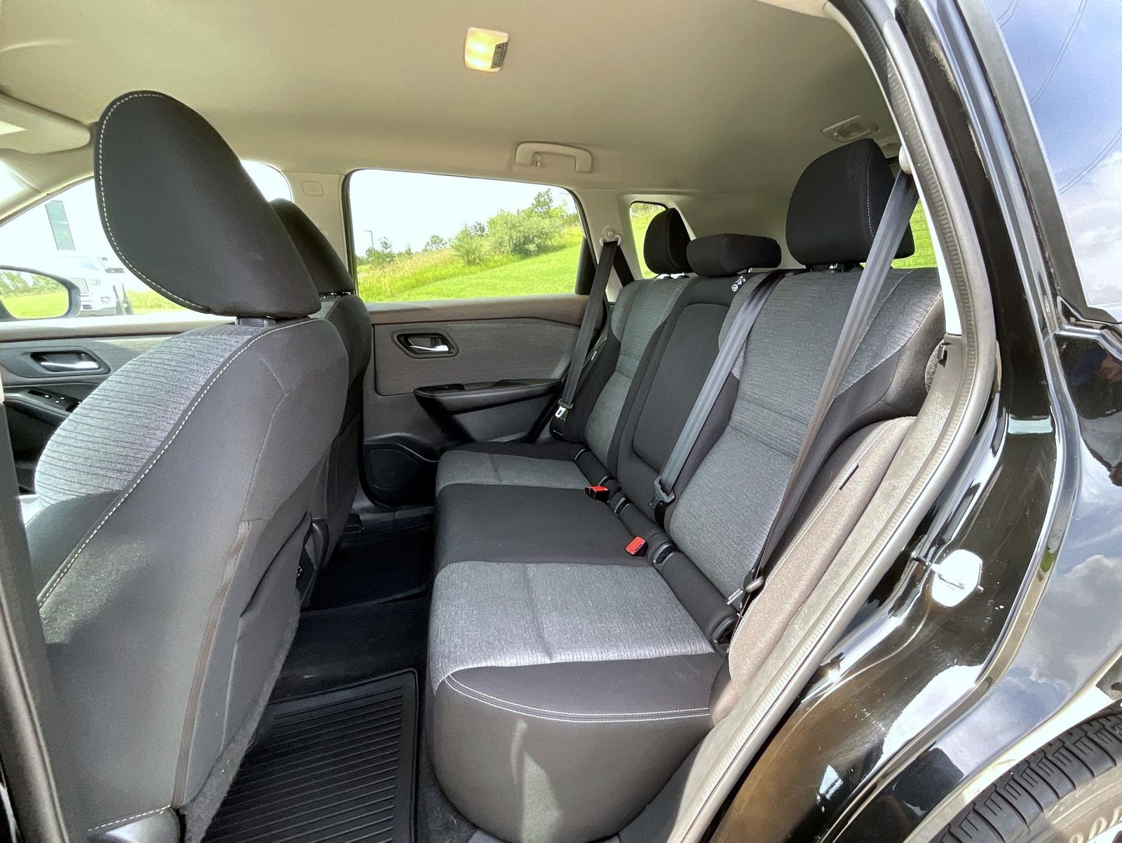 2021 Nissan Rogue SV photo 19