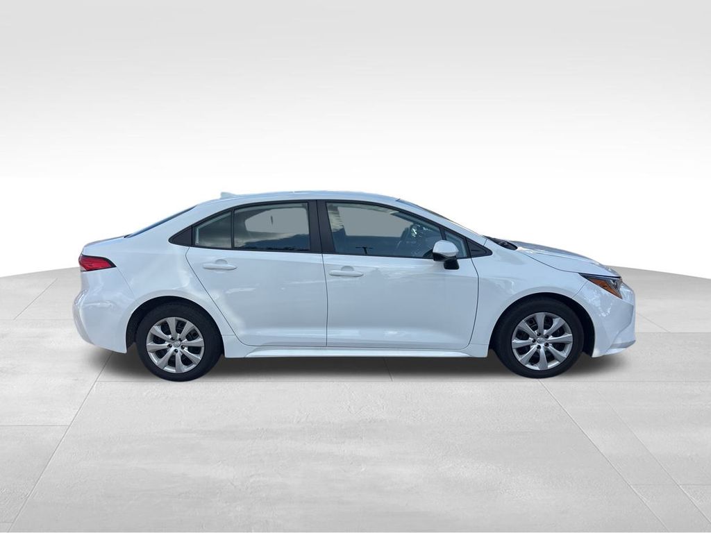 2023 Toyota Corolla LE photo 2