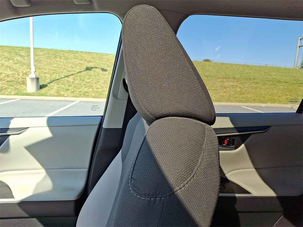 2022 Toyota RAV4 Hybrid XLE photo 13