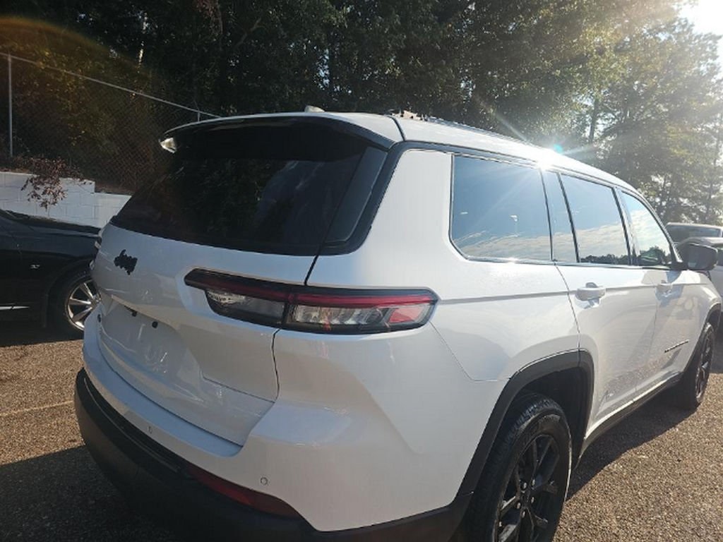2024 Jeep Grand Cherokee Altitude photo 2