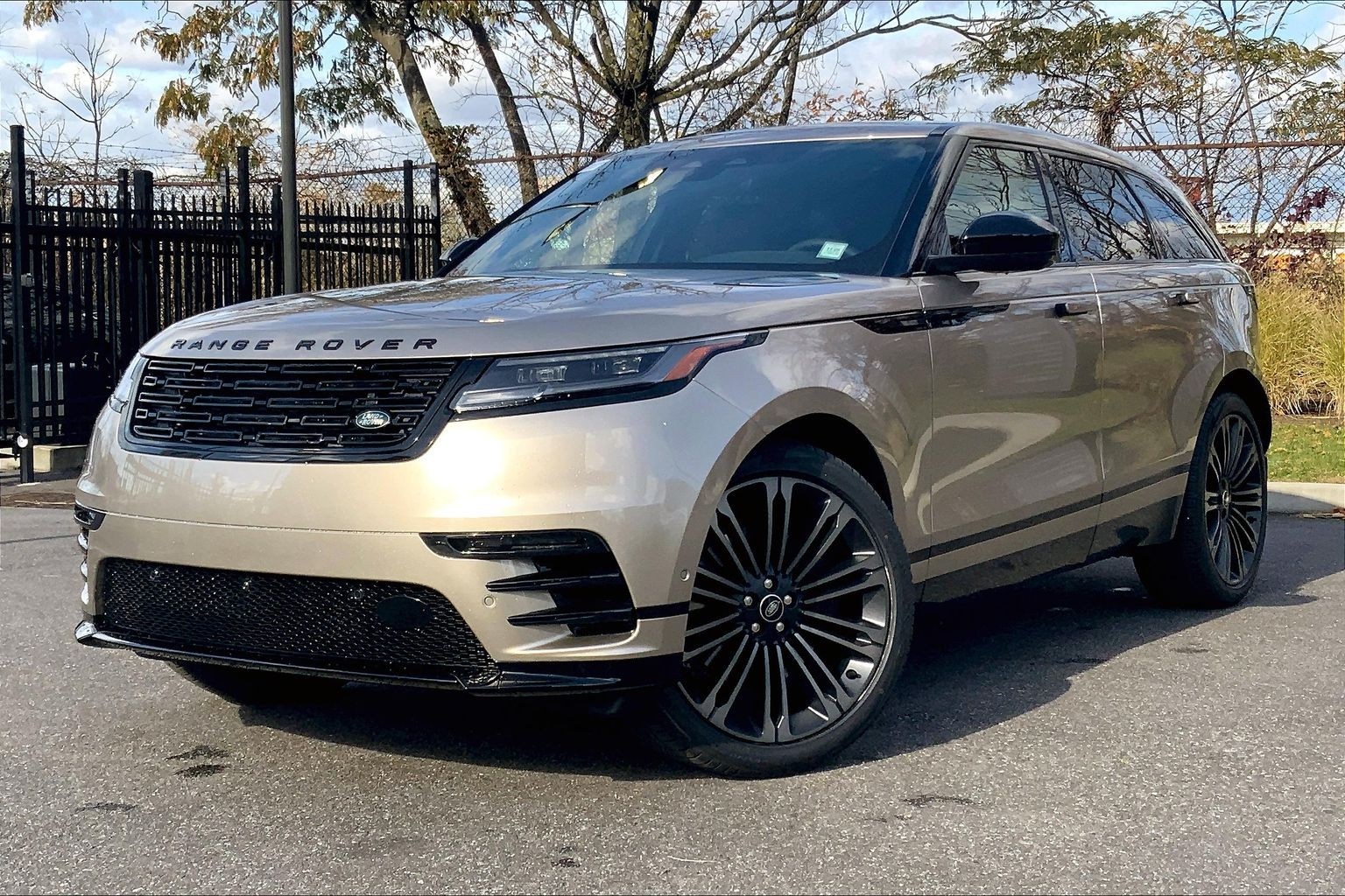 2026 Land Rover Range Rover Velar Dynamic SE's photo