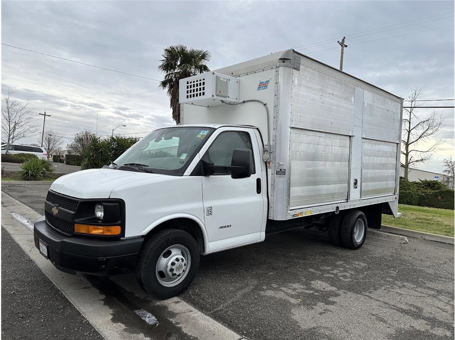 2015 Chevrolet Express Cutaway Van photo 9