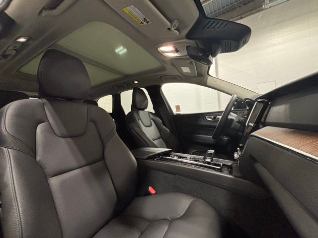 2023 Volvo XC60 B5 Plus photo 9