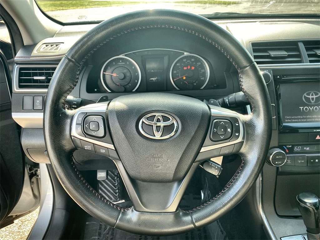 2016 Toyota Camry XLE photo 11