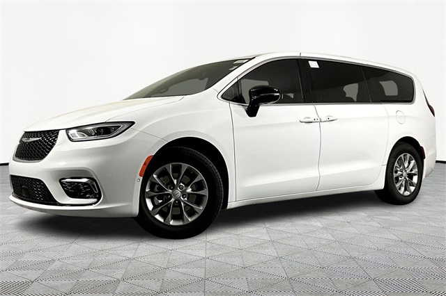 2026 Chrysler Pacifica Limited's photo