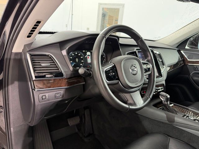 2016 Volvo XC90 T6 Momentum photo 26