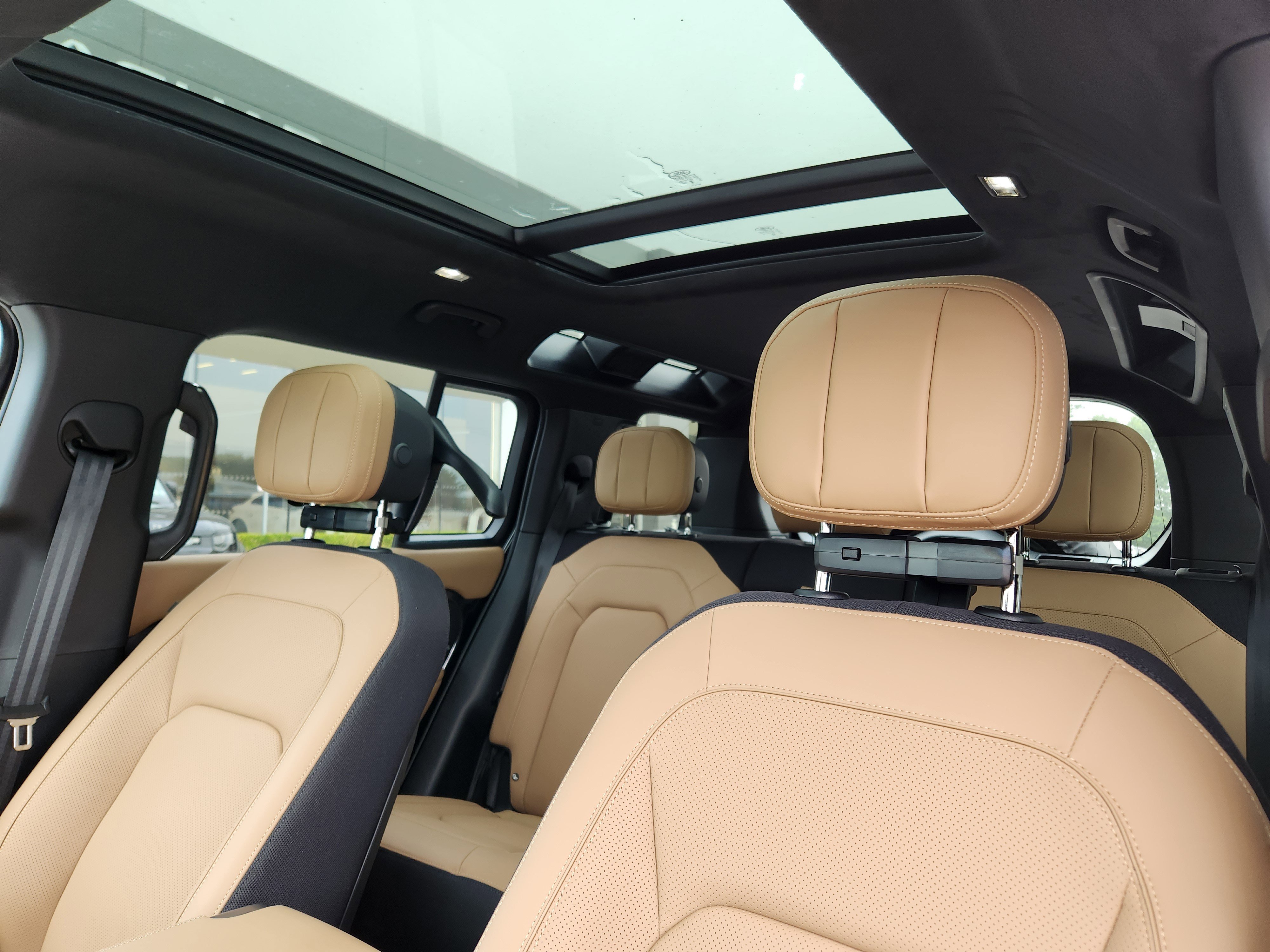 2025 Land Rover Defender 110 V8 photo 5