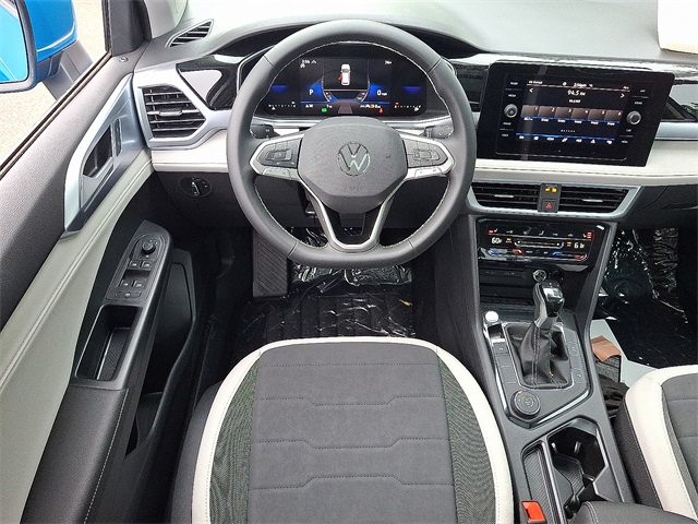 2025 Volkswagen Taos SE photo 3