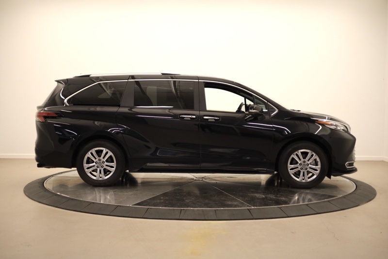 2023 Toyota Sienna Platinum photo 2