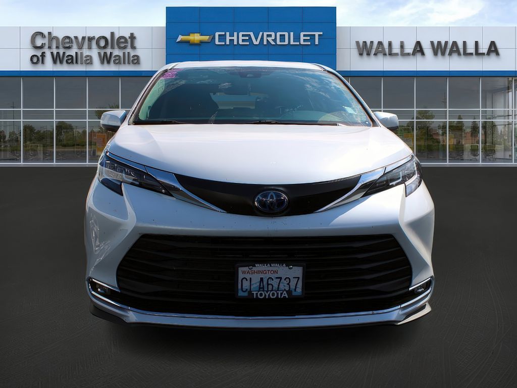 2023 Toyota Sienna XLE photo 2