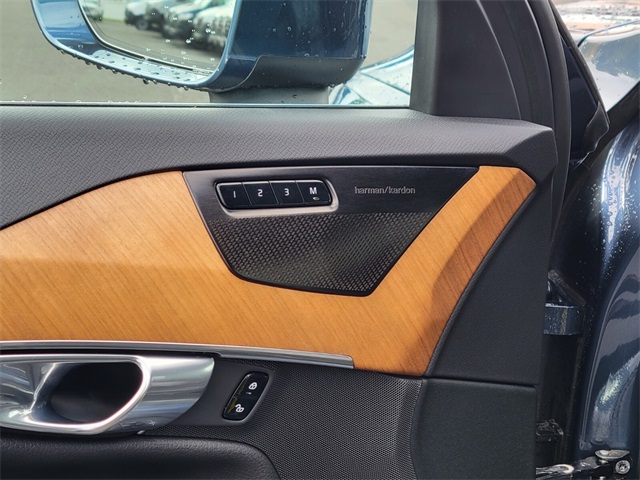 2022 Volvo XC90 Momentum photo 18