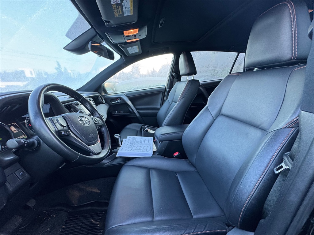 2018 Toyota RAV4 Hybrid SE photo 3