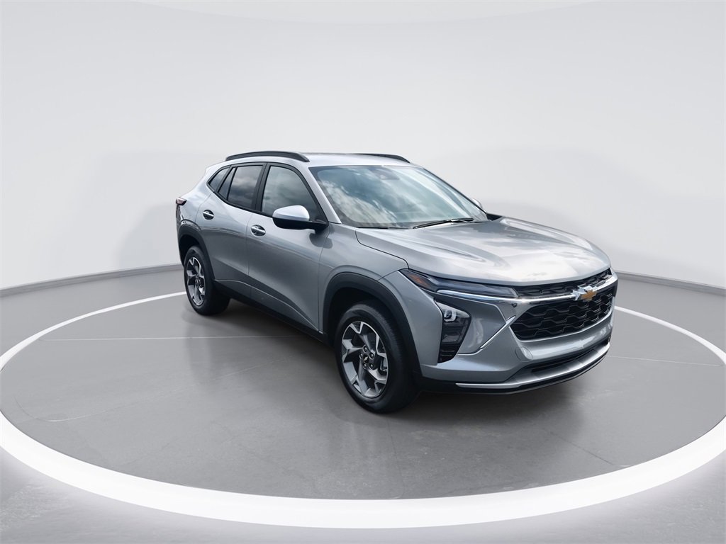 2025 Chevrolet Trax LT photo 2