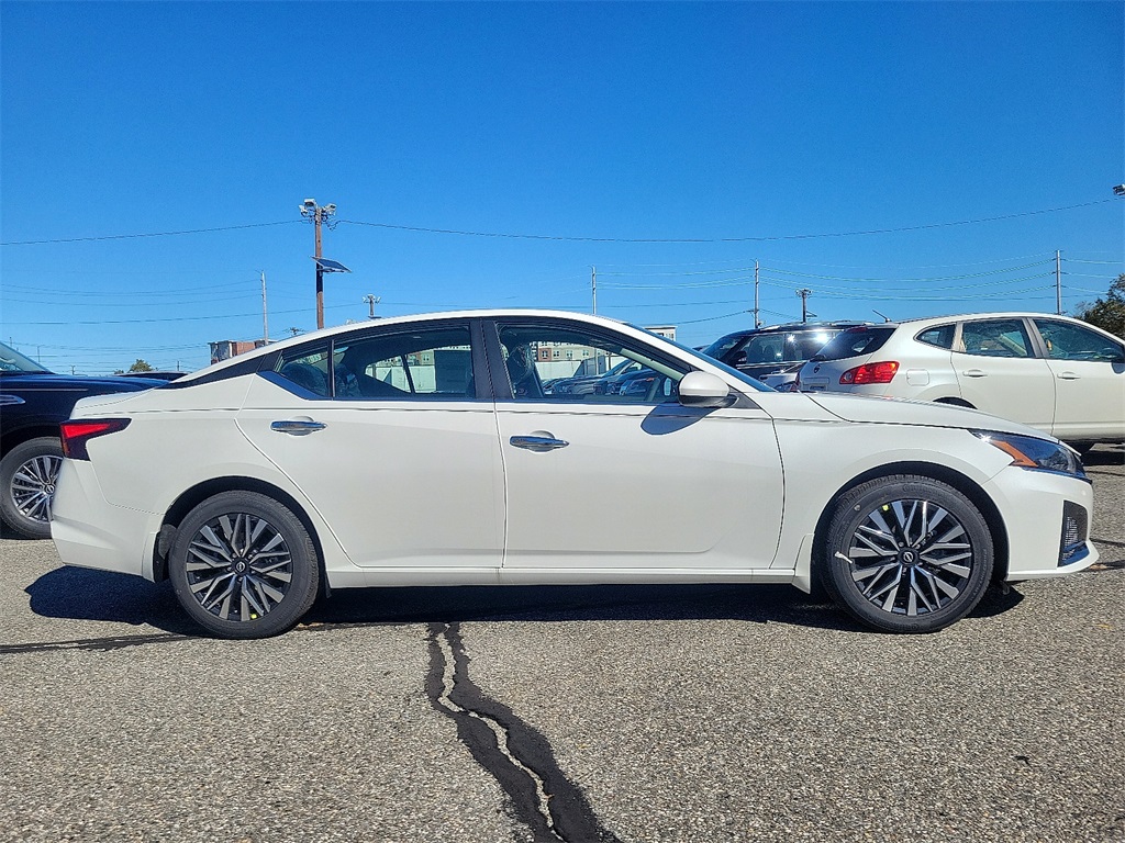 2025 Nissan Altima SV photo 8