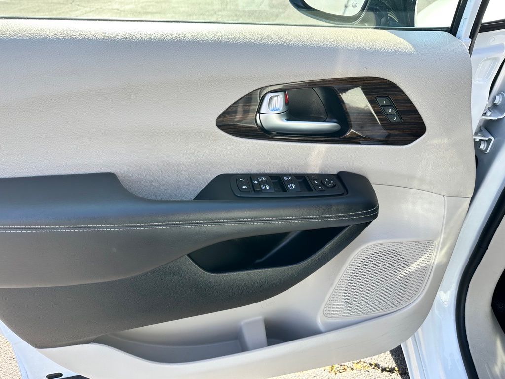 2024 Chrysler Pacifica Limited photo 13