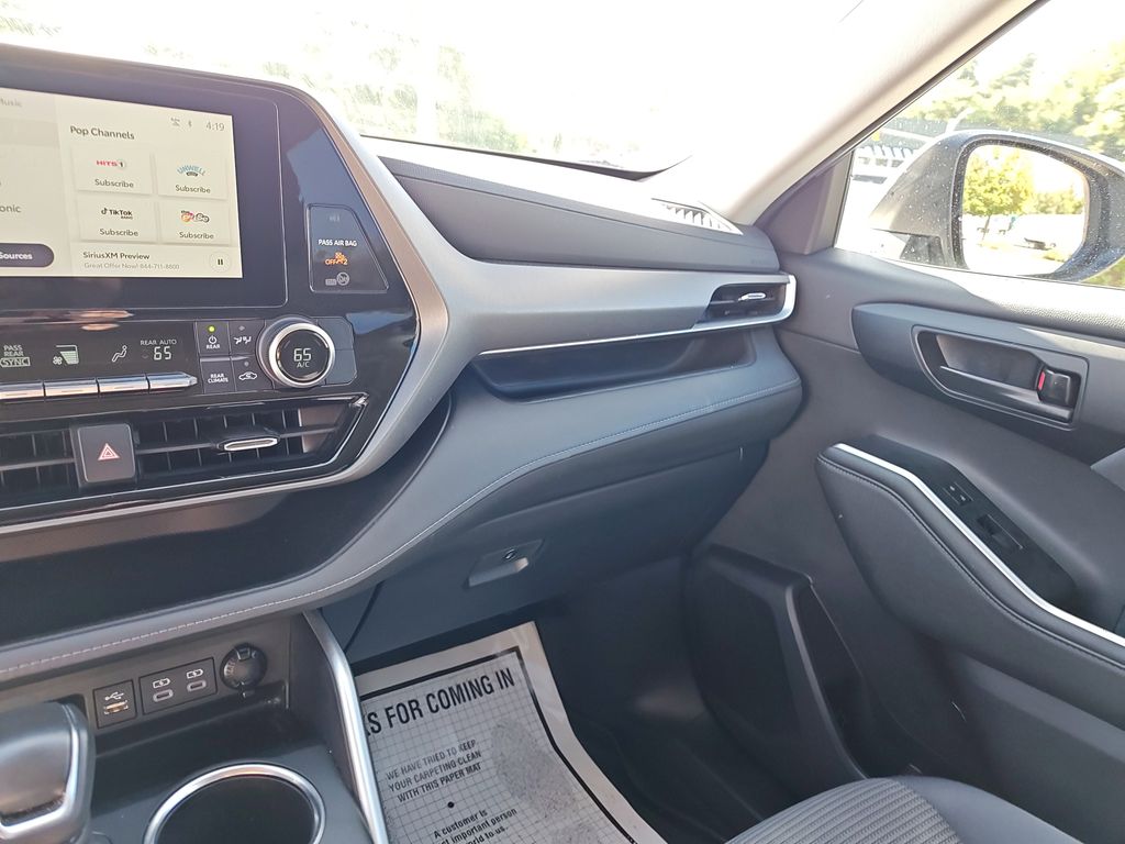 2023 Toyota Highlander LE photo 25