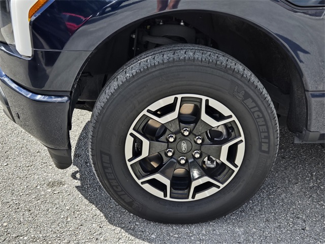 2022 Ford F-150 Lightning XLT photo 7