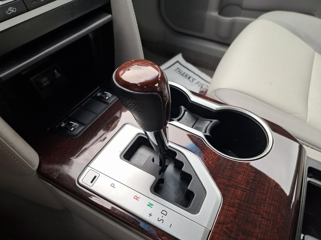 2012 Toyota Camry XLE photo 14
