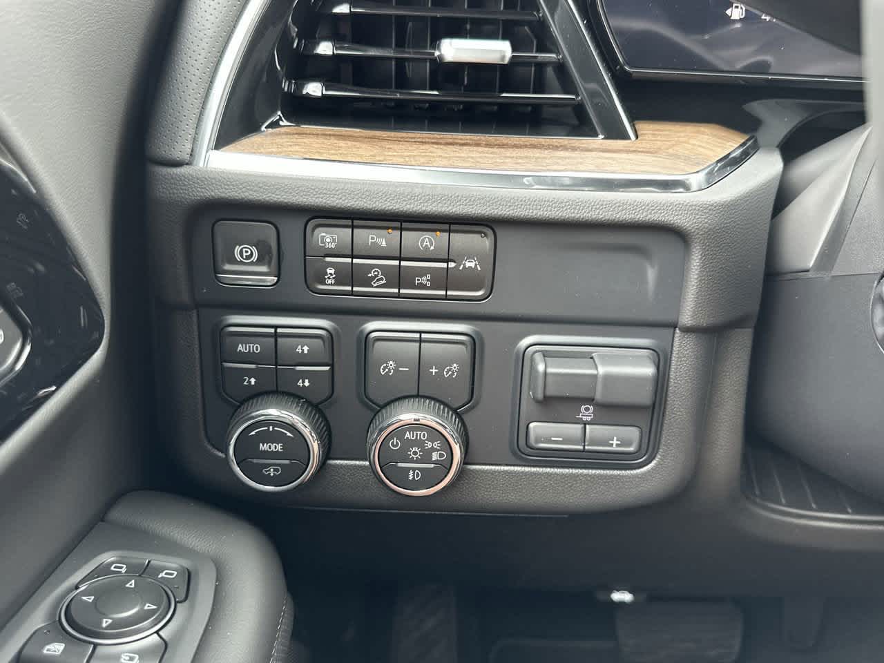 2025 Chevrolet Suburban High Country photo 26