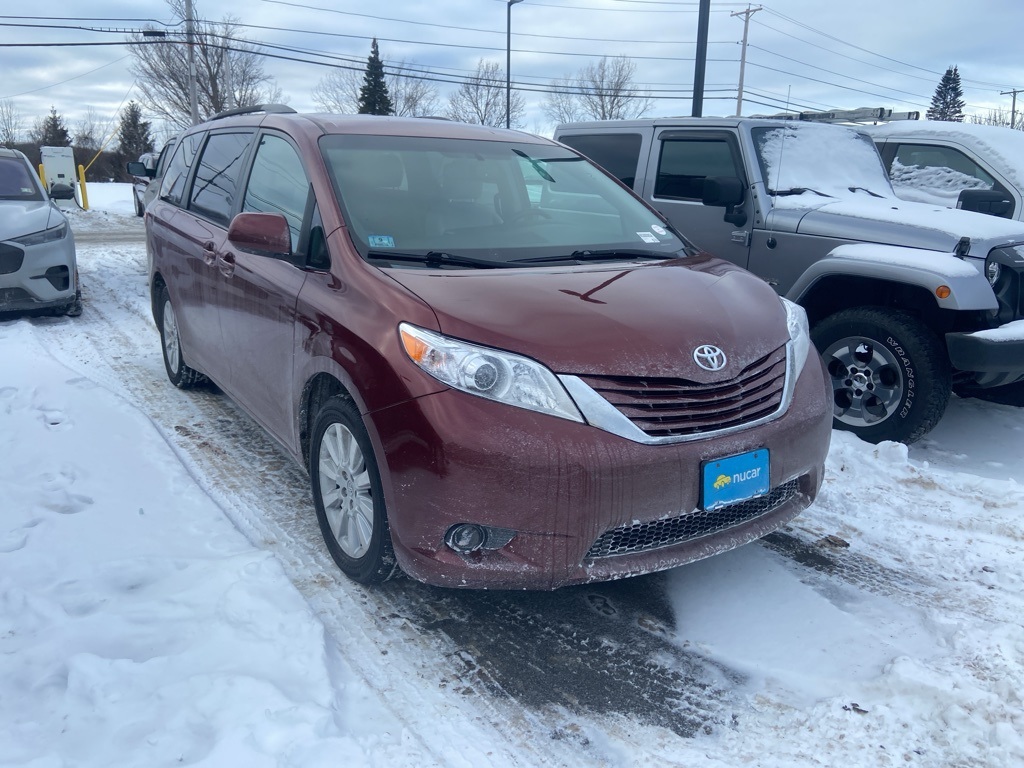 2015 Toyota Sienna LE's photo
